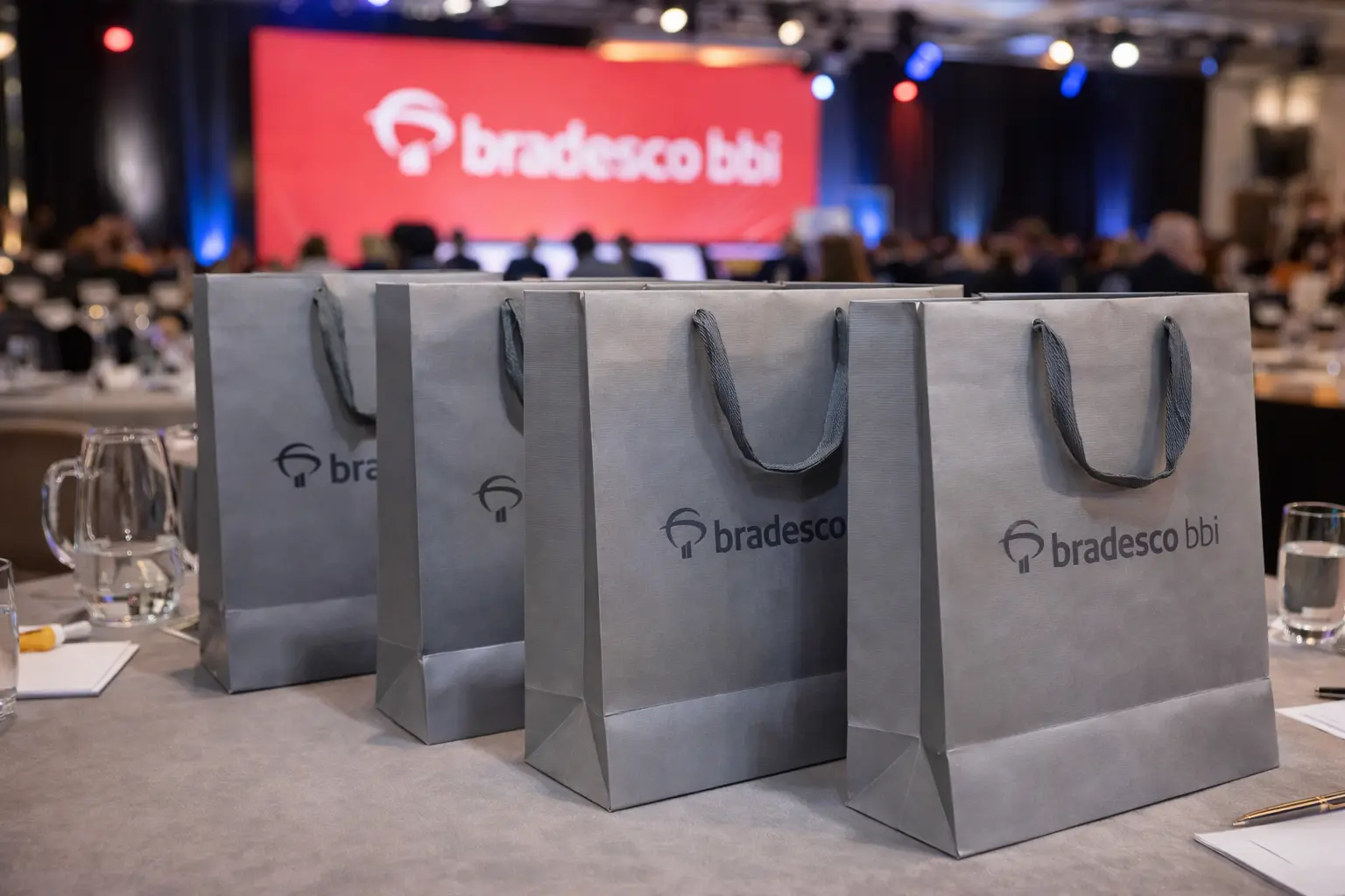 Sacola personalizada com acabamento de luxo