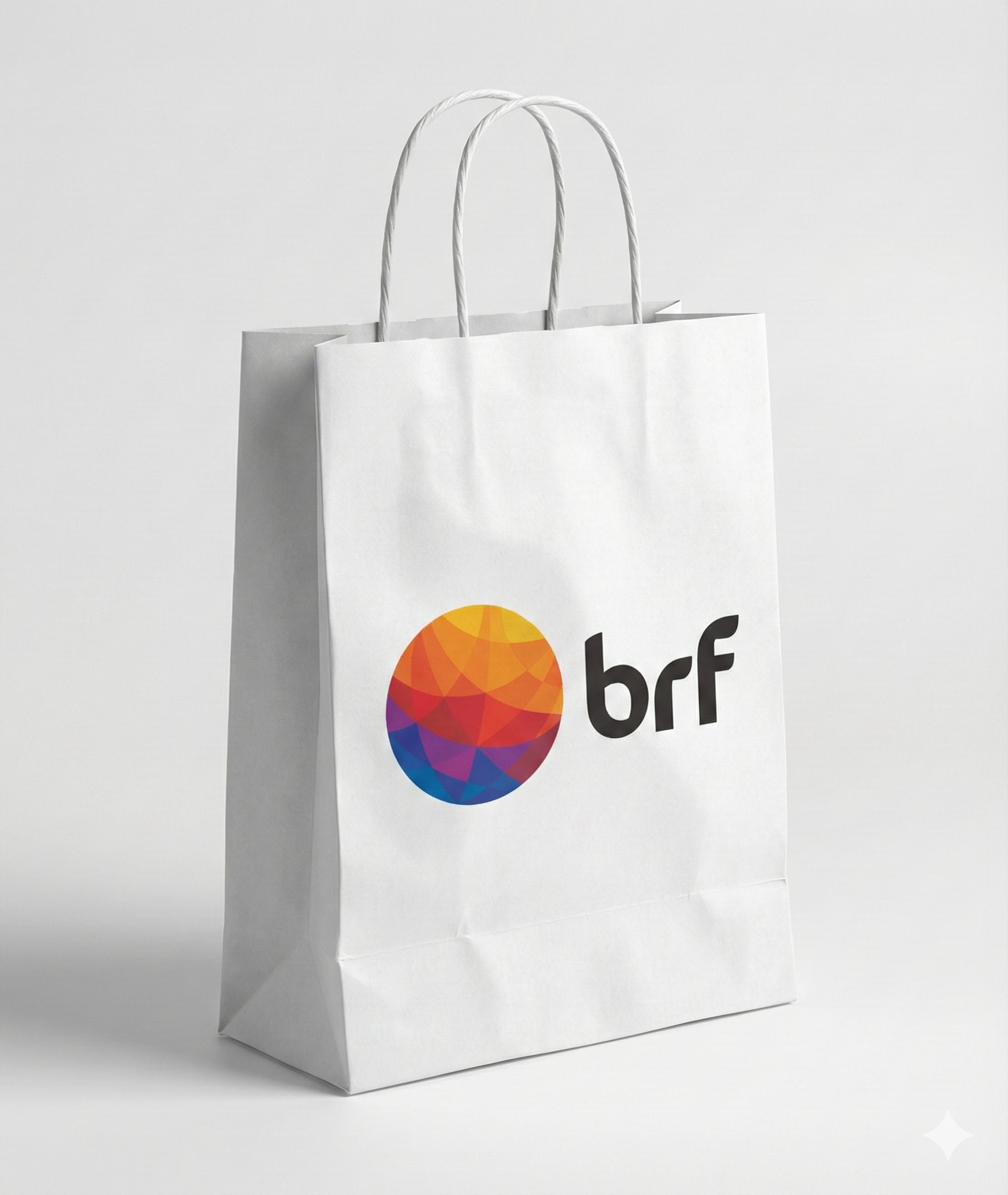 Imagem de referência: logotipo e consistência entre peças em arte para sacolas de papel