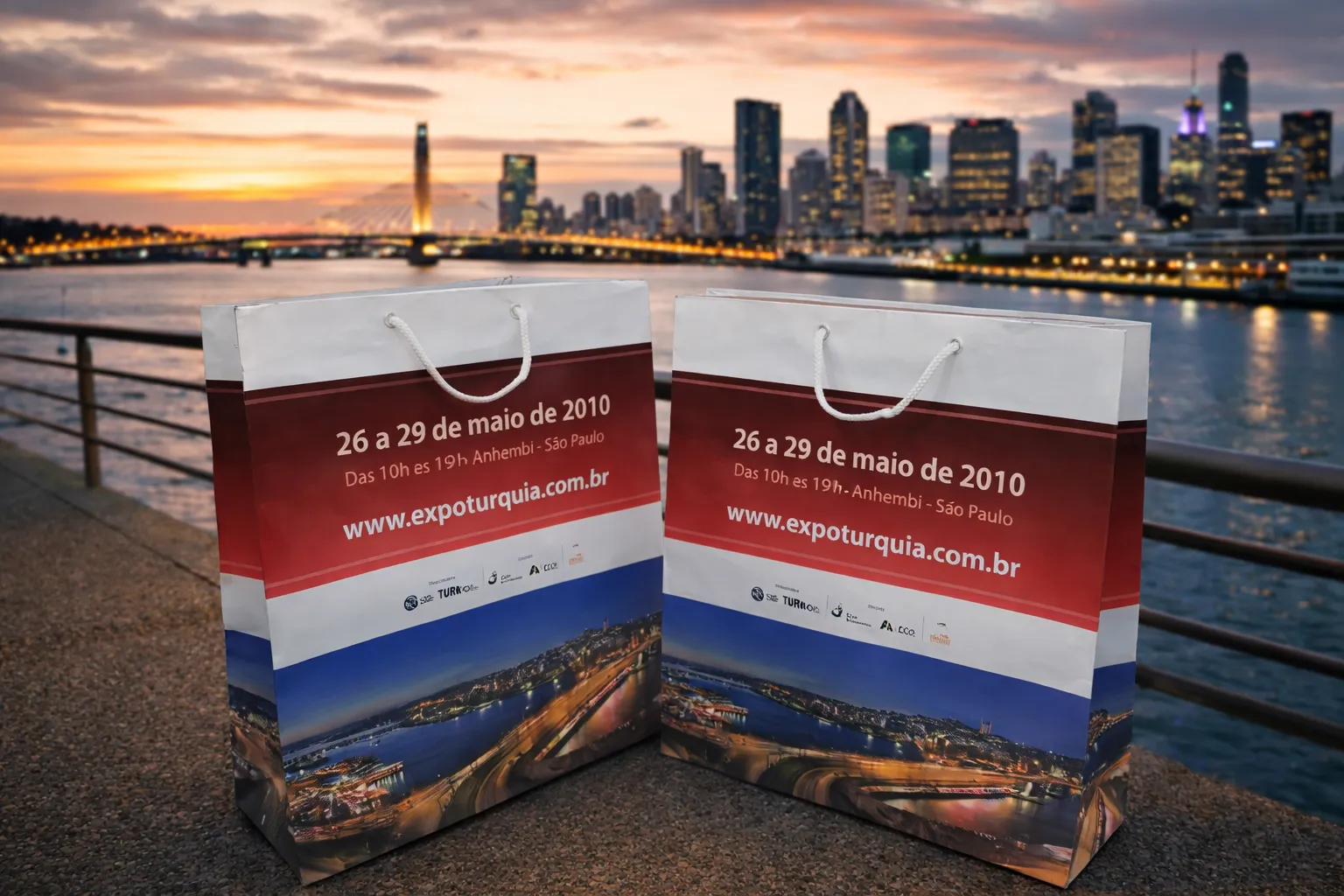 Imagem de referência: qr code e consistência entre peças em arte para sacolas de papel