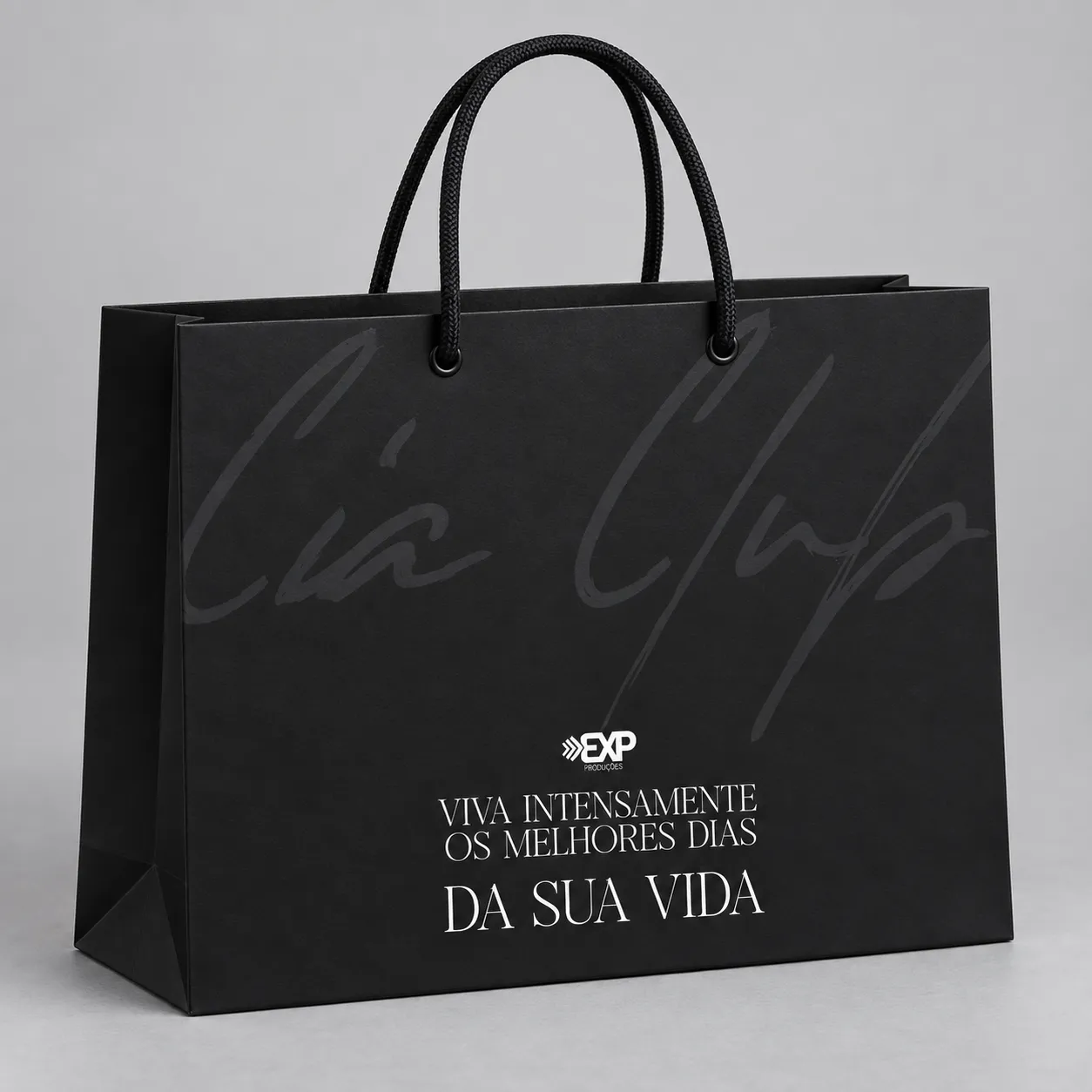 Referência visual de sacola de papel relacionada a papel offset em sacolas: identidade visual da marca