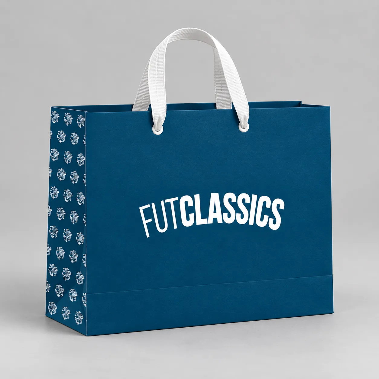 Imagem de referência: apresentação de presentes de sacolas de papel para rotina da equipe