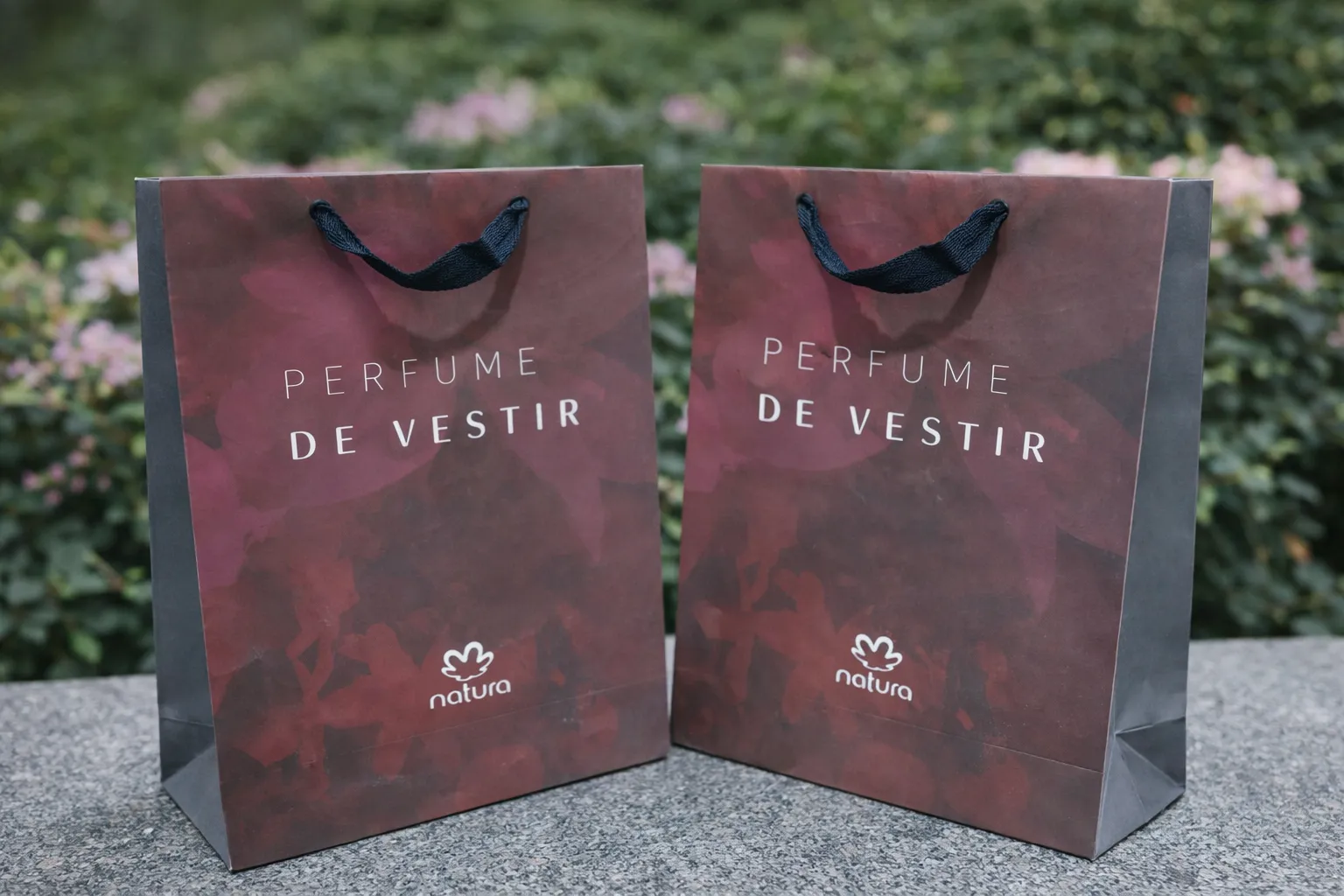 Imagem de referência: sacolas de papel para a black friday, com foco em conteúdo digital da campanha