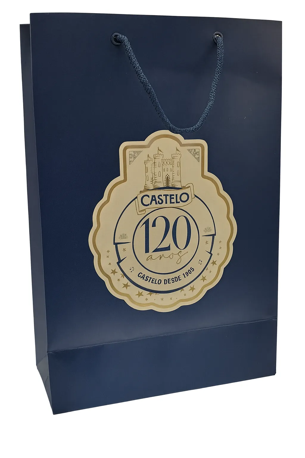 Imagem de referência: sacolas de papel para o aniversário da marca, com foco em conteúdo digital da campanha