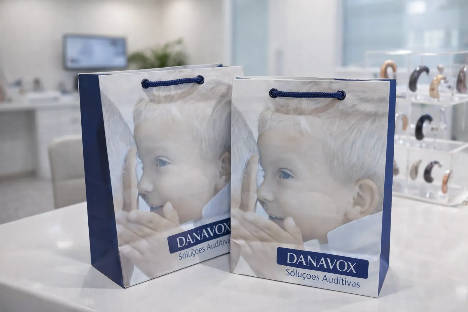 Imagem de referência: sacolas de papel para o dia dos pais, com foco em planejamento de arte, prazo e quantidade