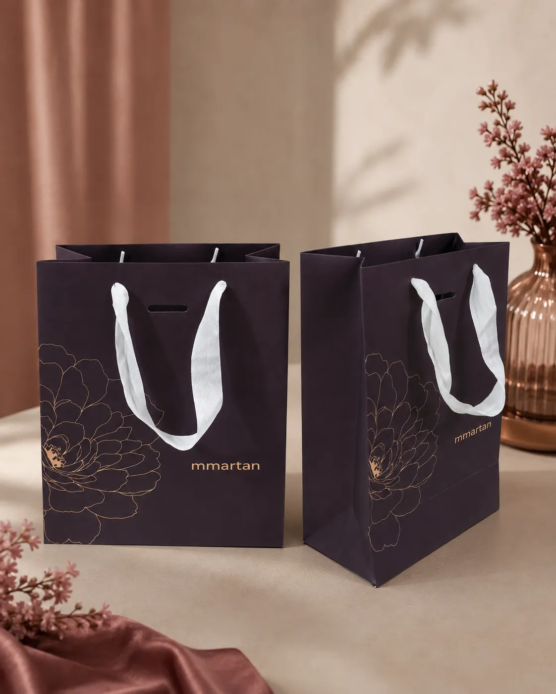 Imagem de referência: sacolas de papel para o natal, com foco em conteúdo digital da campanha